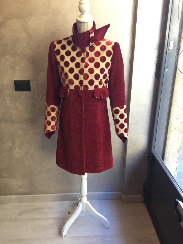 Patrizia Sartorio. Cappotto bordeau a pois