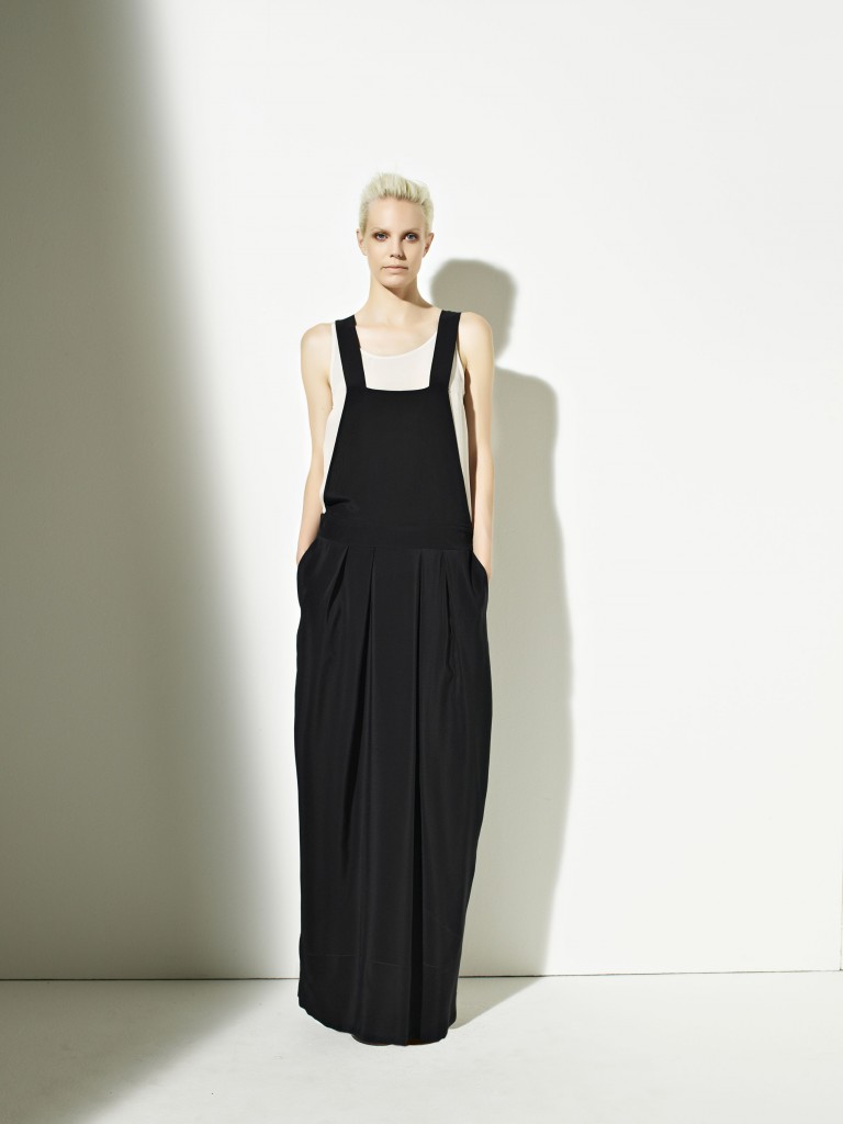 Lungo abito nero con canotta bianca